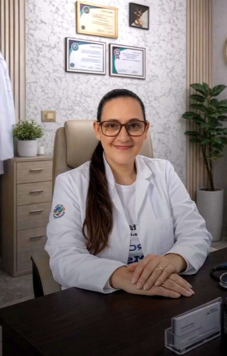 Simone Xavier em ambiente profissional de atendimento